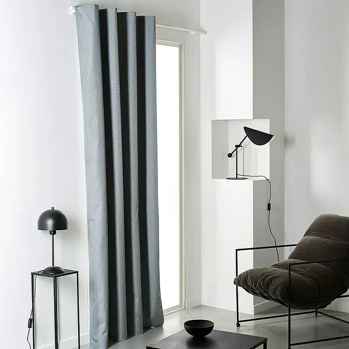 Schlaufenschal Blackout Prestige - B x H: 140 x 240 cm, 100 % Polyester, Hellgrau - Graue Vorhänge im modernen Raum mit Stuhl und Lampen.