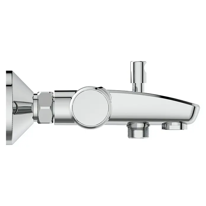 Ideal Standard Ceratherm Wannenthermostat T25Chrom, Glänzend - Nahaufnahme eines glänzenden, verchromten Wasserhahns mit Bedienelementen und Anschlüssen, isoliert auf einem schwarzen Hintergrund.
