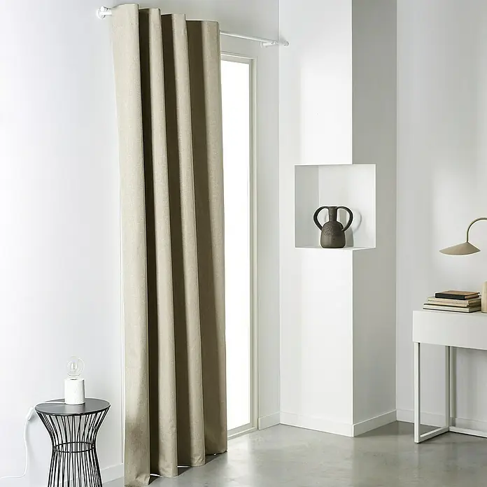Schlaufenschal Blackout Prestige - B x H: 140 x 240 cm, 100 % Polyester, Dune - Beige Gardine hängt vor einem Fenster, die weichen Falten verleihen dem Raum Eleganz und Privatsphäre. Dekoratives Element im Interieur.