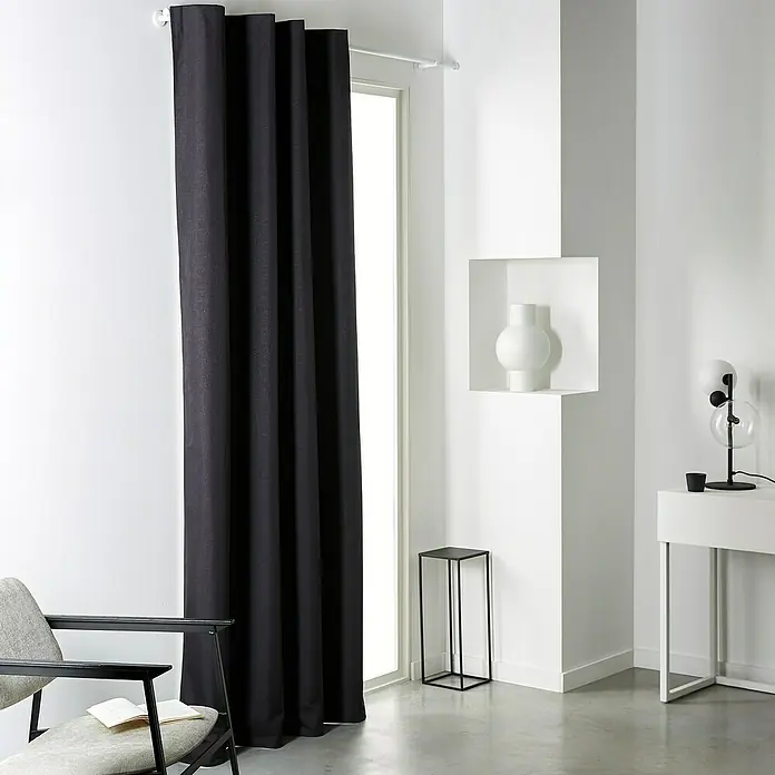 Schlaufenschal Blackout Prestige - B x H: 140 x 240 cm, 100 % Polyester, Anthrazit - Ein elegantes, dunkles Verdunkelungsrollo hängt vor einem Fenster und sorgt für Privatsphäre und Dunkelheit im Raum.