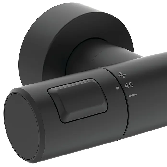 Ideal Standard Ceratherm Duschsystem T25 - Mit Thermostatarmatur, Lochabstand: 70 cm, Anzahl Strahlarten: 1 Stk., Schwarz - Nahaufnahme eines schwarzen Thermostat-Duschventils mit Temperaturanzeige und Sicherheitsknopf.