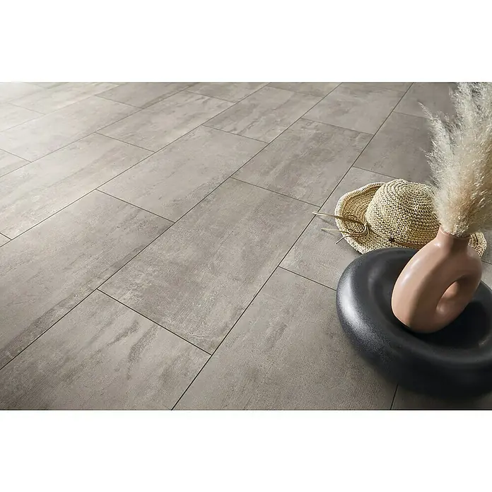 LOGOCLIC Aquaprotect Laminatmuster Grace - 300 x 330 x 8 mm, Fliesenoptik - Elegante Bodenfliesen in Grau mit Dekoration. Das Keramikprodukt verleiht dem Raum ein modernes und stilvolles Ambiente mit natürlicher Ausstrahlung.
