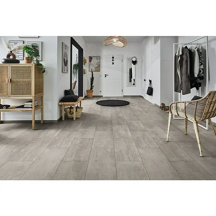 LOGOCLIC Aquaprotect Laminatmuster Grace - 300 x 330 x 8 mm, Fliesenoptik - Einladender Flur mit einem hellen Holzkabinett, einer Sitzbank und einem Kleiderständer, der eine stilvolle und funktionale Einrichtung bietet.
