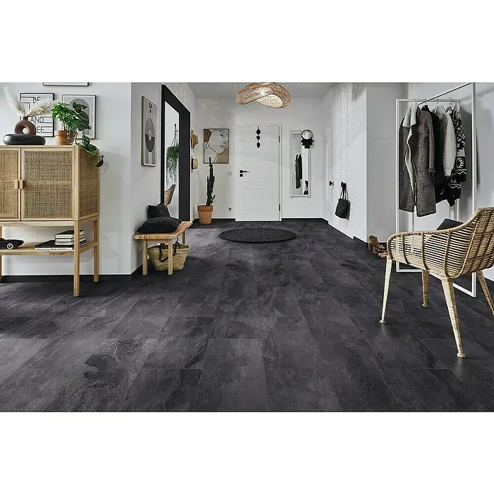 LOGOCLIC Aquaprotect Laminat - Pure, 638 x 330 x 8 mm - Eine einladende Diele mit einem Schrank, einer Bank, einem Kleiderständer und einem Rattansessel auf einem dunklen Steinboden.