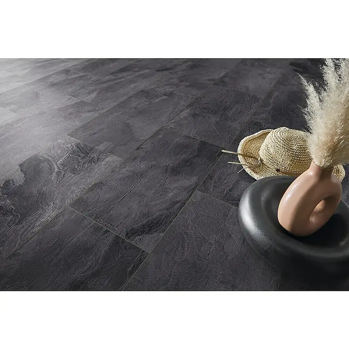 LOGOCLIC Aquaprotect Laminat - Pure, 638 x 330 x 8 mm - Elegante dunkle Bodenfliesen mit Natursteinoptik. Dekoratives Stillleben mit Hut, Vase und Ziergras für ein modernes Wohnambiente.