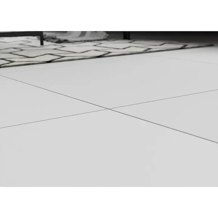 Feinsteinzeugfliese Super White - 59,8 x 59,8 cm, Weiß, Matt - Nahaufnahme von glatten, weißen Bodenfliesen, die ein sauberes, minimalistisches Interieur zeigen, ideal für moderne Wohnräume.