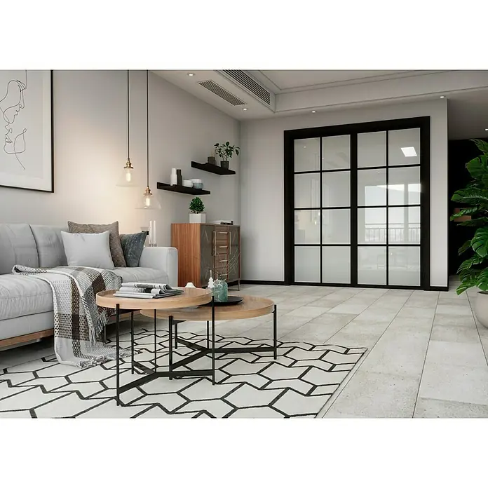 Feinsteinzeugfliese Ikon - 30 x 60 cm, Schlamm, Matt - Einladendes Wohnzimmer mit modernem Couchtisch aus Holz und Metall, der dem Raum einen Hauch von Eleganz verleiht. Ideal für gemütliche Stunden.