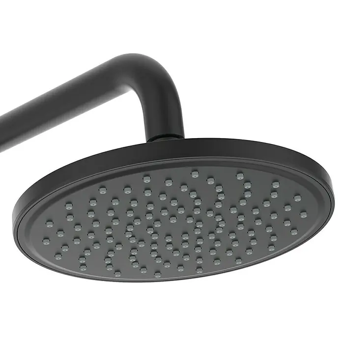 Ideal Standard Ceratherm Duschsystem T25 - Mit Thermostatarmatur, Höhe: 103 cm, Anzahl Strahlarten: 1 Stk., Schwarz - Nahaufnahme eines runden, mattschwarzen Duschkopfs mit kleinen, grauen Düsen und einem gebogenen Arm.