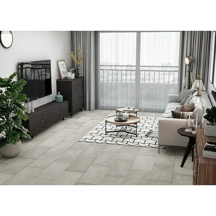 Feinsteinzeugfliese Ikon - 30 x 60 cm, Schlamm, Matt - Wohnzimmer mit modernem Design, das ein graues Sofa, einen Couchtisch und einen TV-Schrank umfasst. Elegante Dekoration und komfortable Atmosphäre.