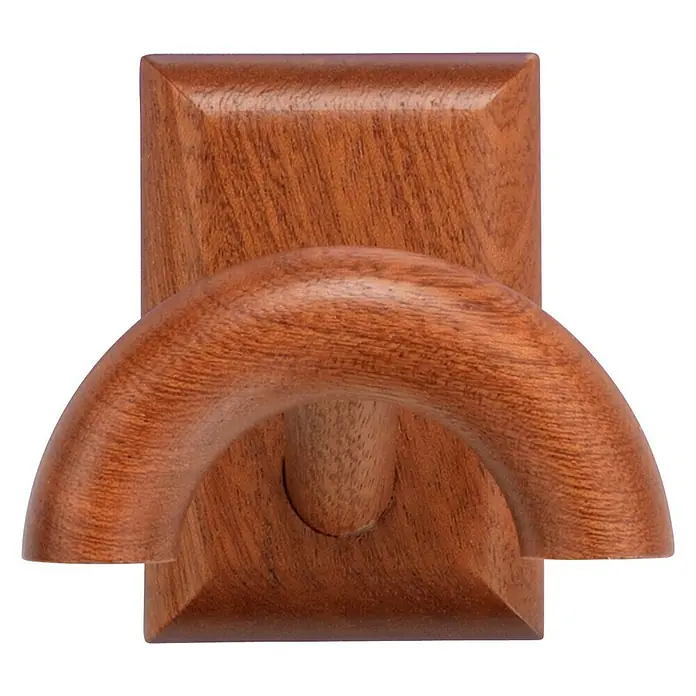 Inofix Colgador adhesivo Sapelly - Madera, Marrón - Primer plano de un soporte de pared de madera con un diseño curvo, perfecto para guardar artículos ligeros y exhibirlos de forma decorativa.