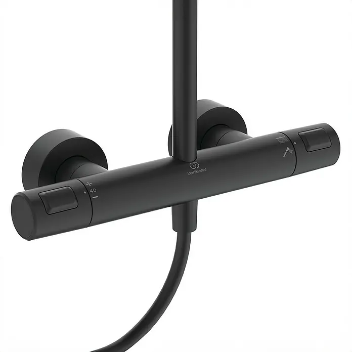 Ideal Standard Ceratherm Duschsystem T25 - Mit Thermostatarmatur, Höhe: 103 cm, Anzahl Strahlarten: 1 Stk., Schwarz - Nahaufnahme einer schwarzen Ideal Standard Duscharmatur mit Temperatur- und Wassermengenreglern.