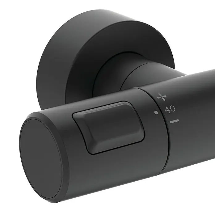 Ideal Standard Ceratherm Duschsystem T25 - Mit Thermostatarmatur, Höhe: 103 cm, Anzahl Strahlarten: 1 Stk., Schwarz - Naheaufnahme eines schwarzen Thermostat-Duschhahns mit Temperaturanzeige und Sicherheitsknopf.