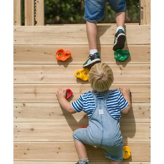 Swing King Kinderspielturm Jack - L x B x H: 210 x 100 x 215 cm, Holz - Zwei Kinder klettern an einer hölzernen Kletterwand mit bunten Griffen. Die Kletterwand ist für Kinder ein tolles Spielgerät.