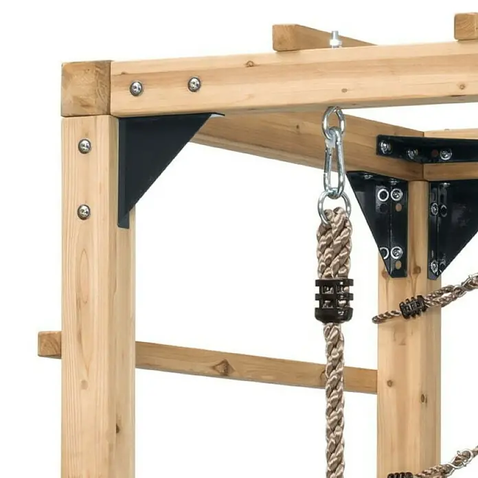 Swing King Kinderspielturm Jack - L x B x H: 210 x 100 x 215 cm, Holz - Nahaufnahme einer Holzkletterstruktur mit schwarzen Metallstützen und einem Seil mit Knoten.