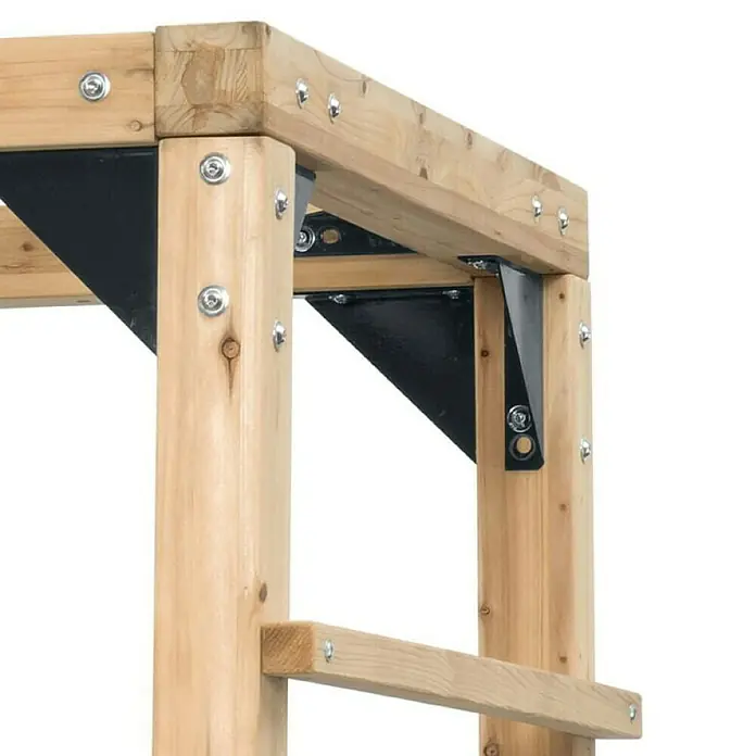 Swing King Kinderspielturm Jack - L x B x H: 210 x 100 x 215 cm, Holz - Nahaufnahme einer Holzkonstruktion mit schwarzen Metallwinkeln und silbernen Schrauben, die Stabilität und Halt bieten.