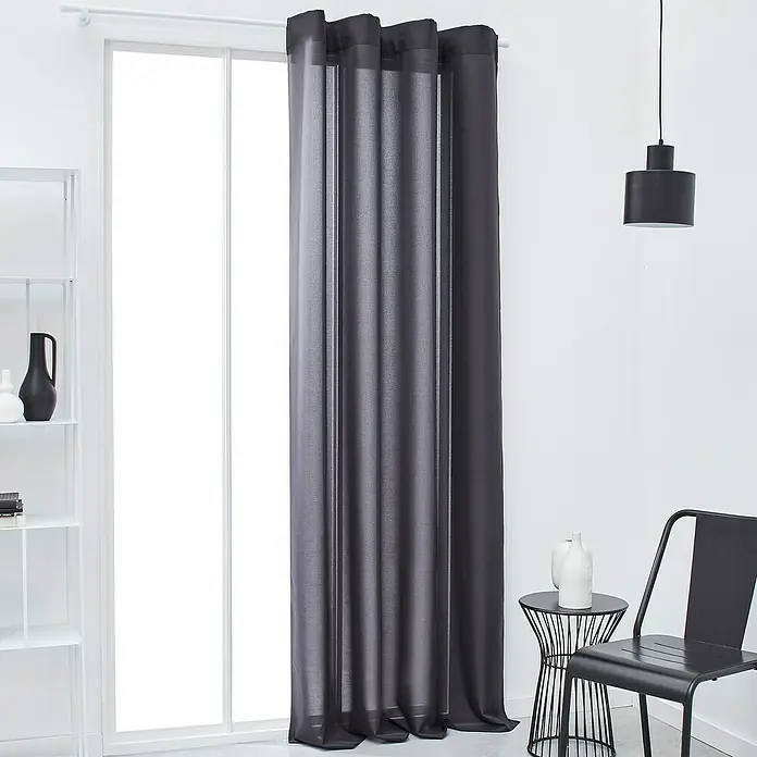 Schlaufenschal Today Essential - B x H: 140 x 240 cm, 100 % Polyester, Anthrazit - Ein grauer Vorhang hängt vor einem Fenster in einem minimalistischen Raum, der ein modernes und stilvolles Ambiente schafft.