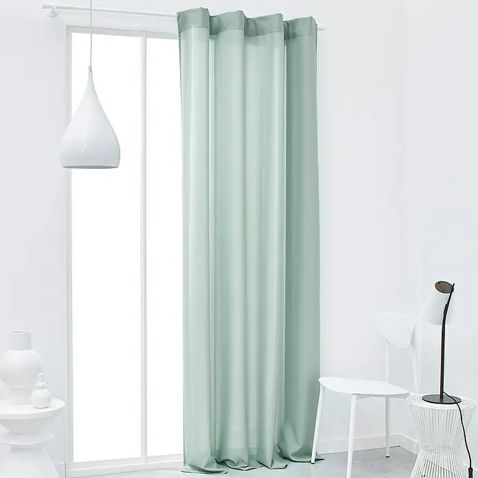 Schlaufenschal Today Essential - B x H: 140 x 240 cm, 100 % Polyester, Salbei - Ein hellgrüner Vorhang hängt vor einem Fenster und sorgt für eine elegante und luftige Atmosphäre im Raum.
