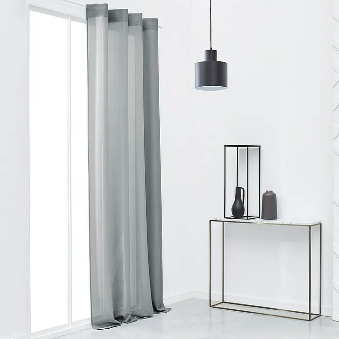 Schlaufenschal Today Essential - B x H: 140 x 240 cm, 100 % Polyester, Grau - Graue Vorhänge schmücken ein helles Zimmer, ergänzt durch eine Lampe und eine Konsole mit dekorativen Vasen.