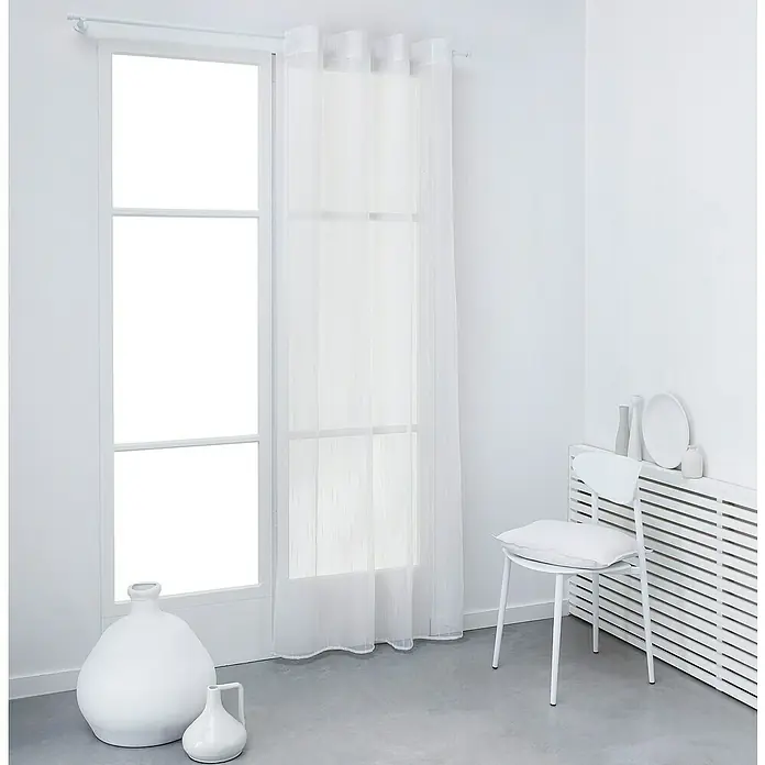 Schlaufenschal Today Essential - B x H: 135 x 240 cm, 100 % Polyester, Weiß, Bestickt - Helles Interieur mit einem großen Fenster mit weißen, transparenten Gardinen, einer weißen Vase und einem Stuhl mit Kissen.