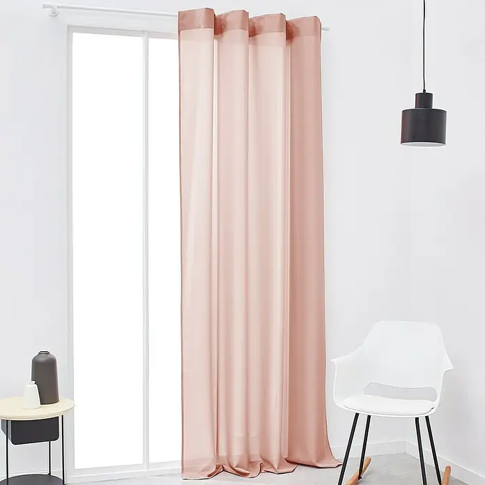 Schlaufenschal Today Essential - B x H: 140 x 240 cm, 100 % Polyester, Rosa - Ein elegantes Foto zeigt einen rosafarbenen Vorhang, der an einer Stange vor einem hellen Fenster hängt und für sanftes, gefiltertes Licht sorgt.