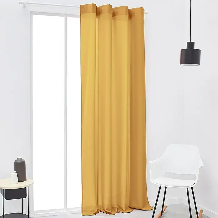 Schlaufenschal Today Essential - B x H: 140 x 240 cm, 100 % Polyester, Ocker - Gelbe Gardine neben einem weißen Stuhl und einer Lampe, die eine stilvolle und helle Atmosphäre schafft.