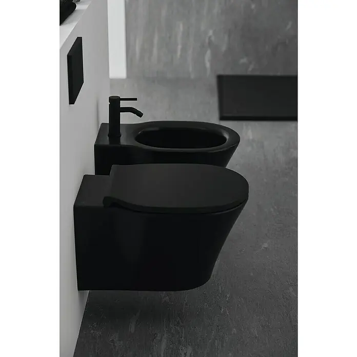 Ideal Standard Connect Air Wand-WC - Spülrandlos, Ohne Spezialglasur, Spülform: Tief, WC Abgang: Waagerecht, Schwarz - Schwarze Toilette und Bidet an einer weißen Wand, minimalistisches Design.