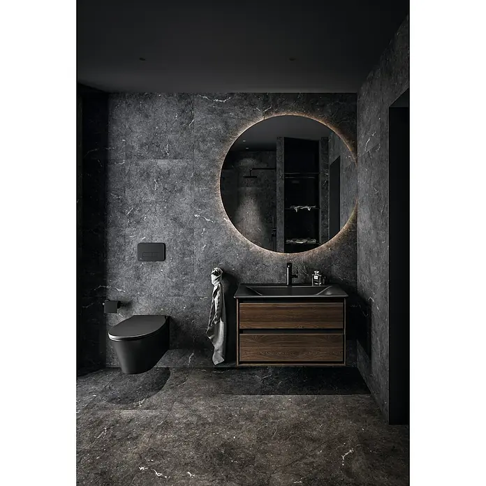 Ideal Standard Connect Air Waschtischunterschrank80 x 44 x 51,7 cm, Nussbaum/Schwarz, Matt - Elegantes Badezimmer-Interieur mit einem modernen Waschtisch aus Holz, einem runden Spiegel mit Hintergrundbeleuchtung und schwarzen Armaturen.