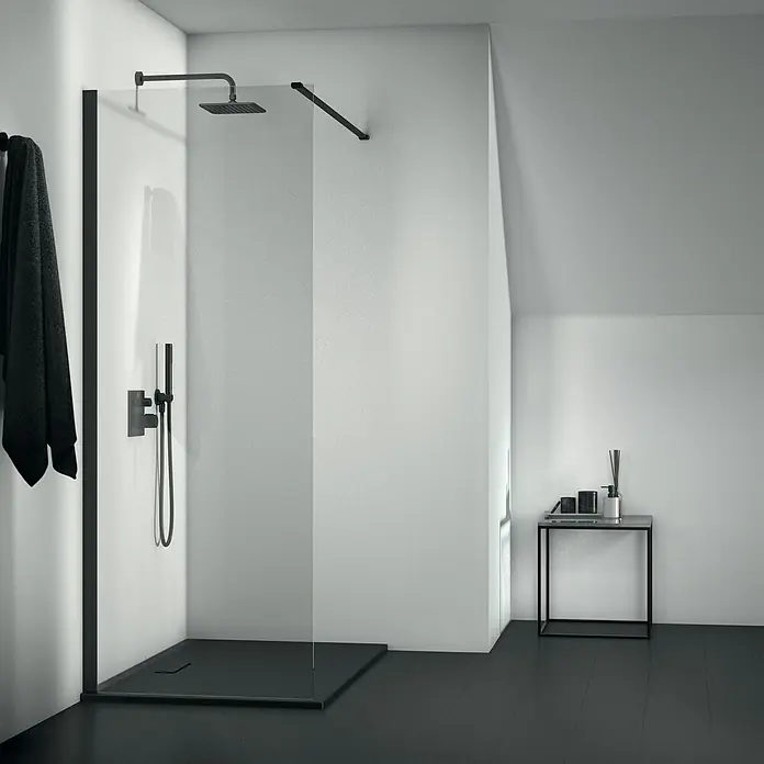 Ideal Standard Ceratherm UP-Thermostatarmatur C100Quadratisch, Schwarz, Matt - Elegante, ebenerdige Dusche mit schwarzem Rahmen und Armaturen. Das minimalistische Design verleiht dem Badezimmer einen modernen Touch.