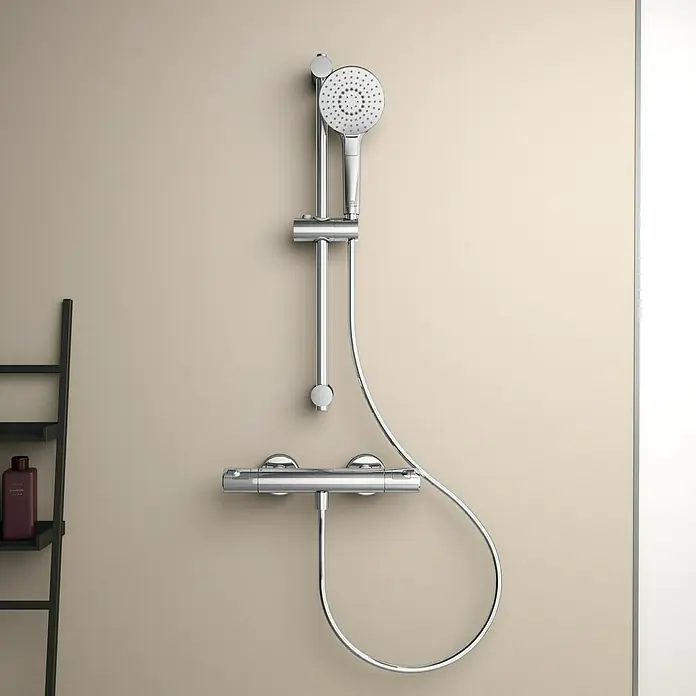 Ideal Standard Ceratherm Brausethermostat T50 - Chrom - Eine Chrom-Duschgarnitur mit Handbrause und Thermostatarmatur, ideal für moderne Badezimmer.