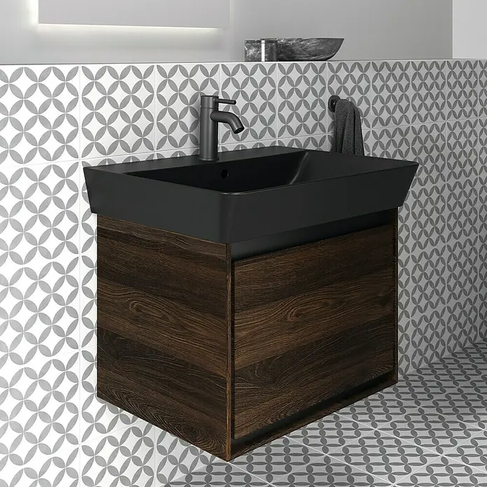 Ideal Standard Ceraline WaschtischarmaturSchwarz, Matt, Mit Ablaufgarnitur - Elegantes Badezimmer-Waschbecken mit dunklem Holzunterschrank und modernem, schwarzem Aufsatzwaschbecken.