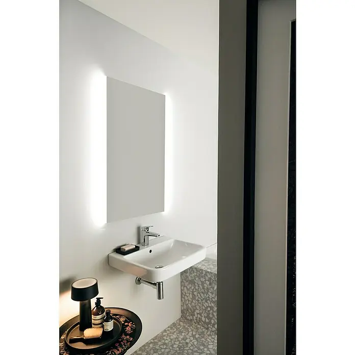 Ideal Standard i.life B Waschbecken - B x L: 45 x 38 cm, Ohne Spezialglasur, Hahnloch: Mitte, Mit Überlauf, Weiß - Elegantes Badezimmer-Interieur mit modernem Waschbecken, beleuchtetem Spiegel und stilvoller Dekoration auf einem Tablett.