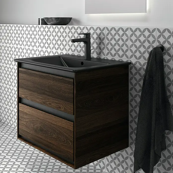 Ideal Standard Connect Air Waschtischunterschrank - 60 x 44 x 51,7 cm, Nussbaum/Schwarz, Matt - Bild eines Badezimmerschranks mit dunkler Holzstruktur, schwarzem Waschbecken und Armatur vor gemusterten Fliesen.