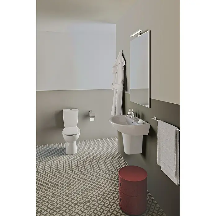 Ideal Standard Ceraflex Waschtischarmatur - Höhe: 13,3 cm, Chrom, Glänzend - Ein modernes Badezimmer mit einer Toilette, einem Waschbecken und einem roten Hocker. Das Badezimmer ist mit grauen und weißen Fliesen ausgestattet.