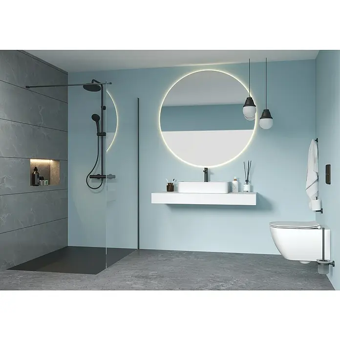 Ideal Standard Ceratherm Duschsystem T25 - Mit Thermostatarmatur, Höhe: 111 cm, Anzahl Strahlarten: 1 Stk. - Modernes Badezimmer mit einer ebenerdigen Dusche, einem runden Spiegel mit Beleuchtung und einer wandhängenden Toilette.