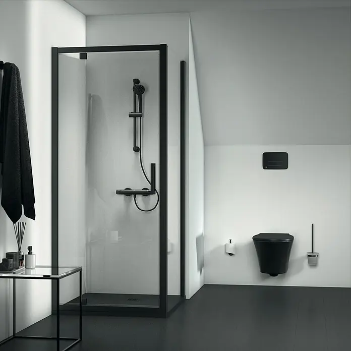 Ideal Standard Connect Air WC-Sitz - Duroplast, Schwarz, Mit Absenkautomatik - Modernes Badezimmer mit einer begehbaren Dusche mit schwarzem Rahmen und einer stilvollen, wandmontierten Toilette in Schwarz.