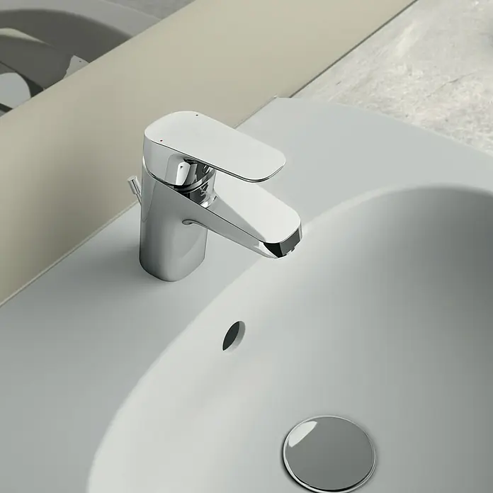 Ideal Standard Ceraflex Waschtischarmatur ND - Chrom, Glänzend - Nahaufnahme einer modernen Chrom-Waschtischarmatur auf einem weißen Waschbecken, die ein elegantes und minimalistisches Design zeigt.