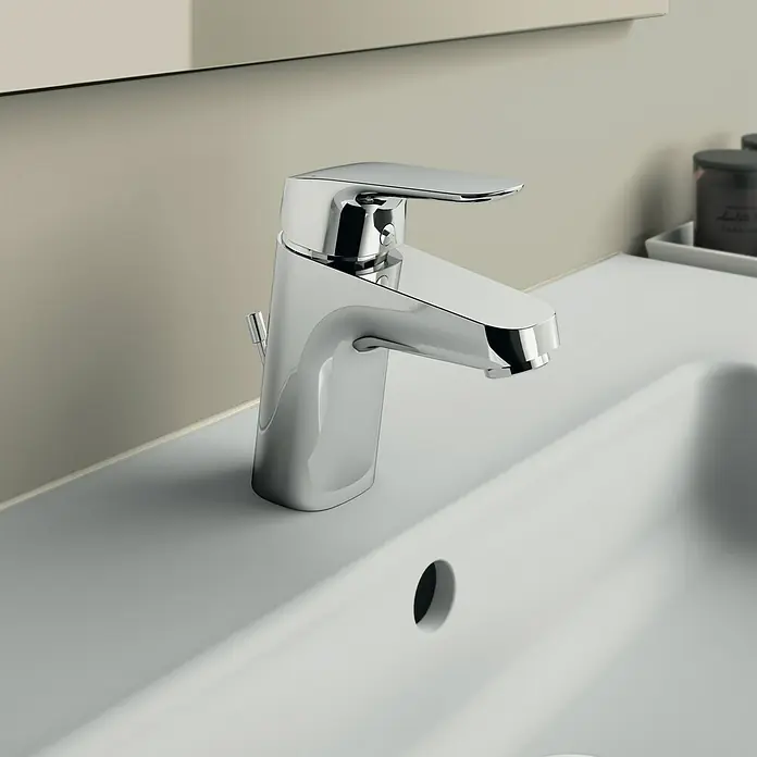 Ideal Standard Ceraflex Waschtischarmatur - Höhe: 13,3 cm, Chrom, Glänzend - Nahaufnahme eines glänzenden Chrom-Waschtischhahns auf einem weißen Waschbecken, der ein modernes und elegantes Design zeigt.