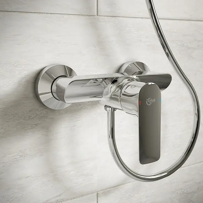 Ideal Standard Connect Air Brausearmatur - Chrom, Glänzend - Nahaufnahme einer verchromten Ideal Standard Duscharmatur mit Temperaturregler an einer gefliesten Wand.
