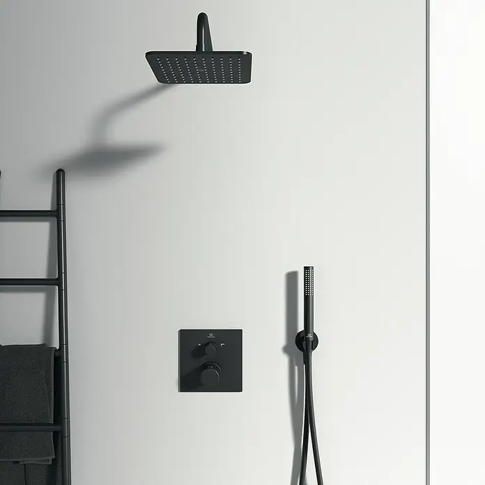 Ideal Standard Ceratherm UP-Thermostatarmatur C100 - Quadratisch, Schwarz, Matt - Stilvolles Duschsystem in Mattschwarz. Das Set beinhaltet einen quadratischen Duschkopf, eine Handbrause und ein Bedienfeld für ein modernes Badezimmer.