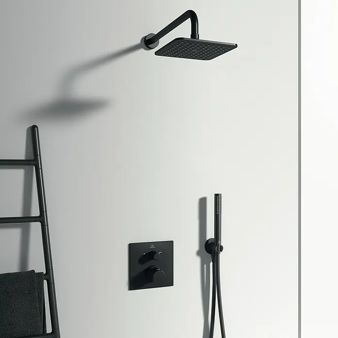 Ideal Standard Ceratherm UP-Thermostatarmatur C100 - Quadratisch, Schwarz, Matt - Bild einer mattschwarzen Duschgarnitur mit Kopfbrause, Handbrause und Thermostatmischer.