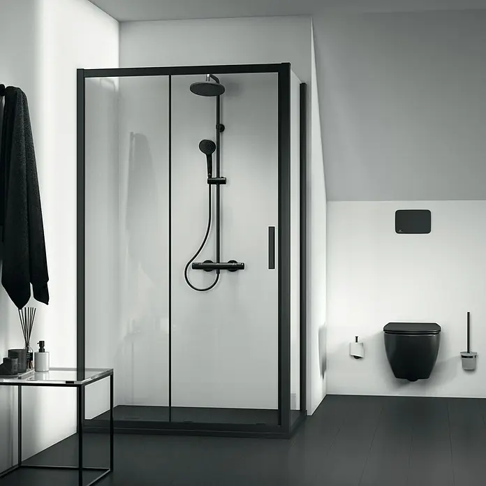 Ideal Standard Ceratherm Duschsystem T25Mit Thermostatarmatur, Höhe: 111,7 cm, Anzahl Strahlarten: 1 Stk., Schwarz - Schwarze Duschkabine mit Regendusche und Handbrause sowie passender Toilette und Accessoires für ein modernes Badezimmerdesign.