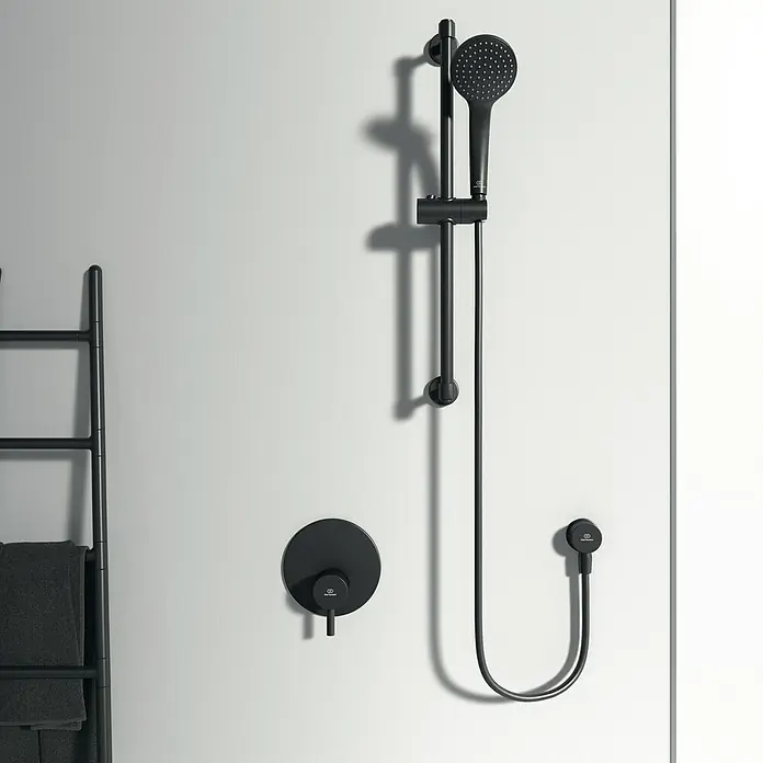 Ideal Standard Ceraline UP-Brausearmatur - Schwarz, Matt, Rund - Das schwarze Duschsystem mit Handbrause, Thermostat und Brauseschlauch fügt sich stilvoll in jedes Badezimmer ein.
