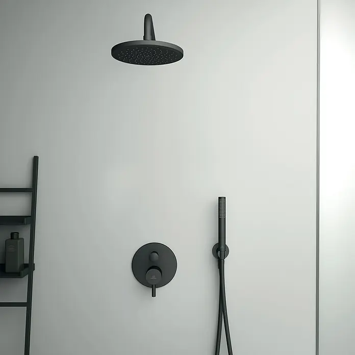 Ideal Standard Ceraline DuschsystemAnzahl Strahlarten: 1 Stk., Schwarz - Moderne Dusche mit schwarzem Regenduschkopf, Handbrause und runder Armatur an einer hellen Wand.