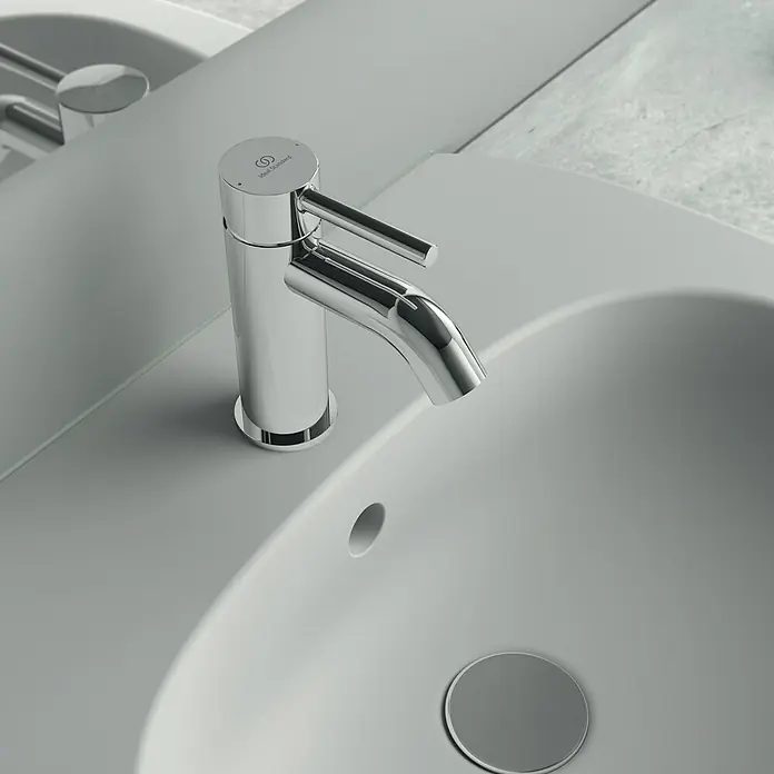 Ideal Standard Ceraline Waschtischarmatur - Chrom, Glänzend, Mit Ablaufgarnitur - Elegante Waschtischarmatur von Ideal Standard. Die Armatur besticht durch ihr modernes Design und die hochwertige Chromoberfläche, die jedem Badezimmer einen Hauch von Luxus verleiht.