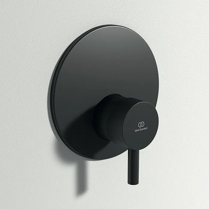 Ideal Standard Ceraline UP-Brausearmatur - Schwarz, Matt, Rund - Nahaufnahme eines schwarzen Ideal Standard Duschmischers mit runder Blende und Hebel, montiert an einer weißen Wand.