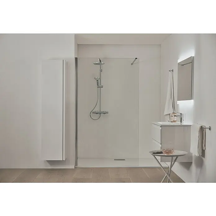 Ideal Standard Ceraflex Waschtischarmatur - Höhe: 13,3 cm, Chrom, Glänzend - Modernes Badezimmer mit einer begehbaren Dusche, Waschtisch und beleuchtetem Spiegel, das eine elegante und funktionale Raumatmosphäre schafft.