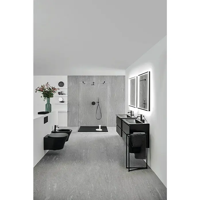 Ideal Standard Connect Air Wand-WC - Spülrandlos, Ohne Spezialglasur, Spülform: Tief, WC Abgang: Waagerecht, Schwarz - Ein modernes Badezimmer mit schwarzen Armaturen, Waschtischen und einer begehbaren Dusche. Stilvolles Design für ein luxuriöses Ambiente.
