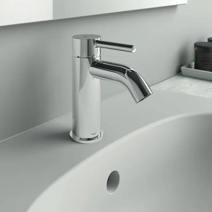 Ideal Standard Ceraline Waschtischarmatur - Chrom, Glänzend, Mit Ablaufgarnitur - Nahaufnahme eines glänzenden, modernen Waschtischhahns mit Einhebelmischer auf einem Waschbecken.