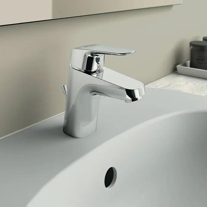 Ideal Standard Ceraflex Waschtischarmatur NDChrom, Glänzend - Nahaufnahme einer glänzenden Chromarmatur auf einem weißen Waschbecken, die ein modernes und elegantes Badezimmerdesign unterstreicht.