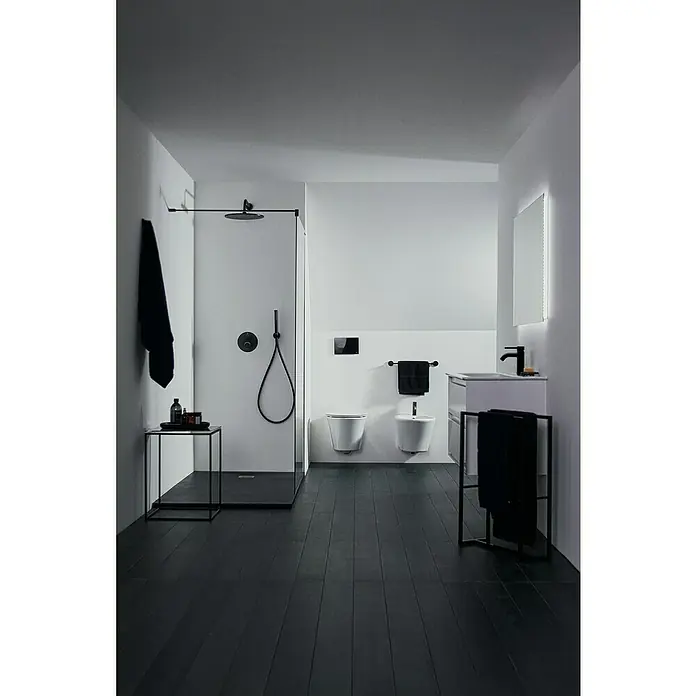 Ideal Standard Ceraline Waschtischarmatur - Schwarz, Matt, Mit Push-Open Ablaufgarnitur - Modernes Badezimmer mit einer Glasdusche, schwarzen Armaturen und dunklem Holzboden für eine elegante und minimalistische Atmosphäre.
